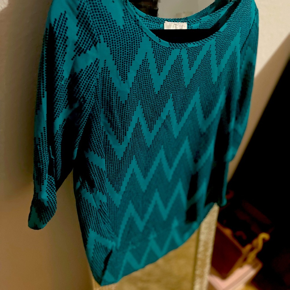 🌸 Bold Turquoise Chevron Blouse 💎 Effortlessly Chic – M